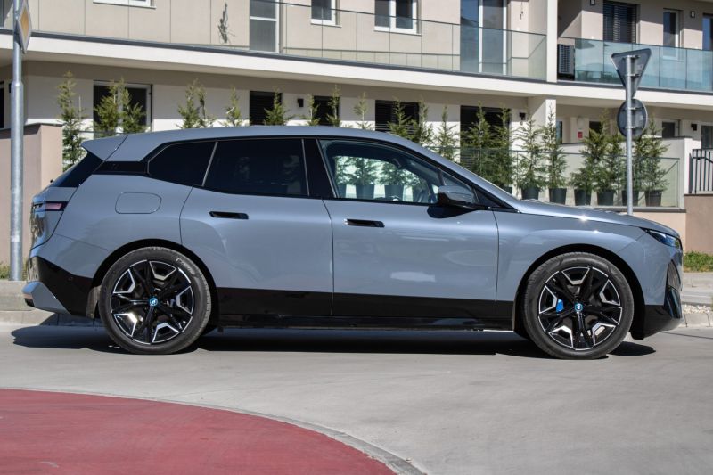 BMW iX