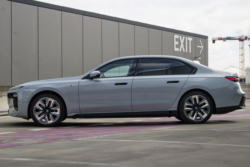BMW i7