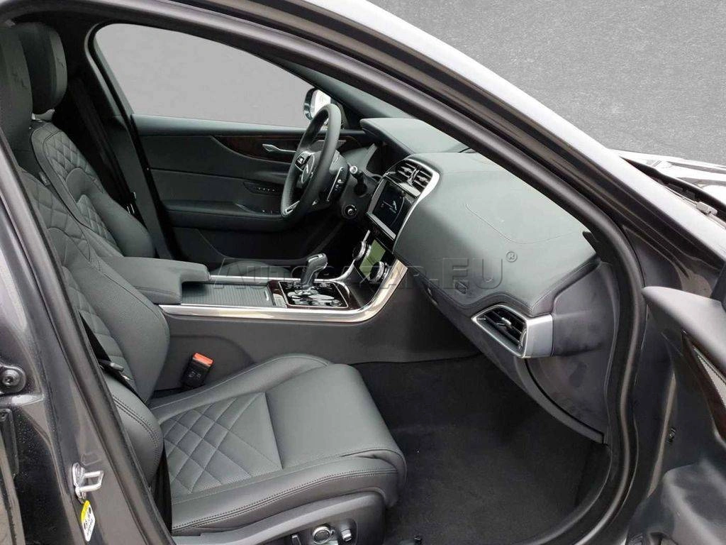 Jaguar XE 2.0D I4 D200 HSE A/T