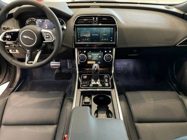 Jaguar XE 2.0D I4 D200 R-Dynamic Black A/T