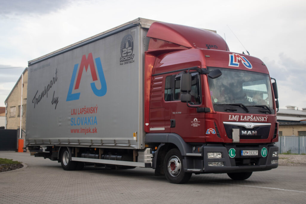 MAN TGL 12.250 s valníkovou nástavbou a hydraulickým čelom