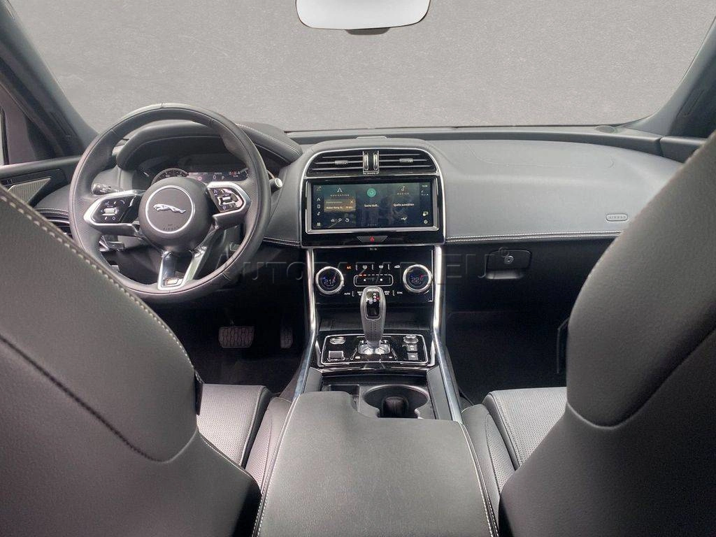 Jaguar XE 2.0D I4 D200 R-Dynamic S AWD A/T