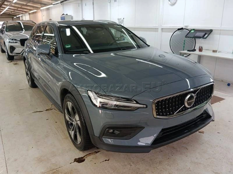 Volvo V60 CC B4 mHEV Plus A/T AWD
