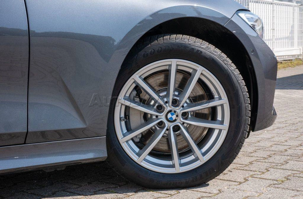 BMW Rad 3 Touring 330d  mHEV A/T