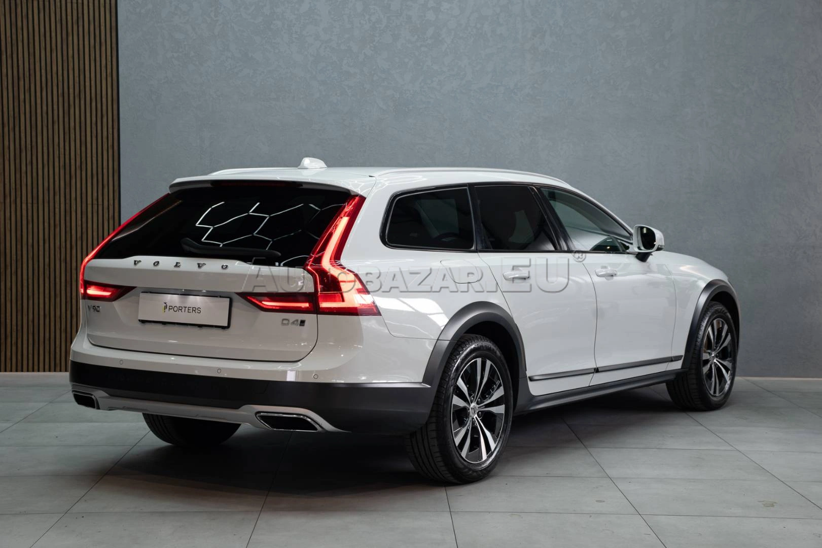 Volvo V90 CC D4 2.0L Cross Country Plus AWD A/T