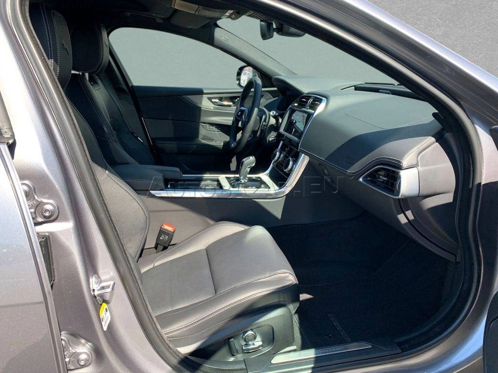 Jaguar XE 2.0D I4 D200 R-Dynamic S A/T