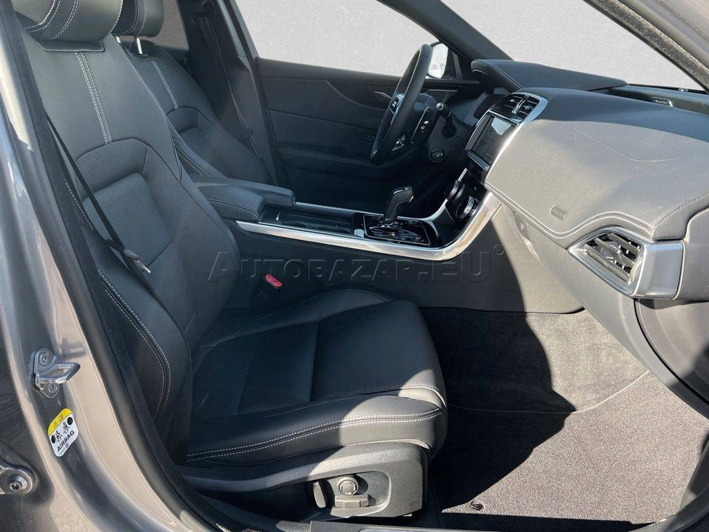 Jaguar XE 2.0D I4 D200 R-Dynamic Black AWD A/T