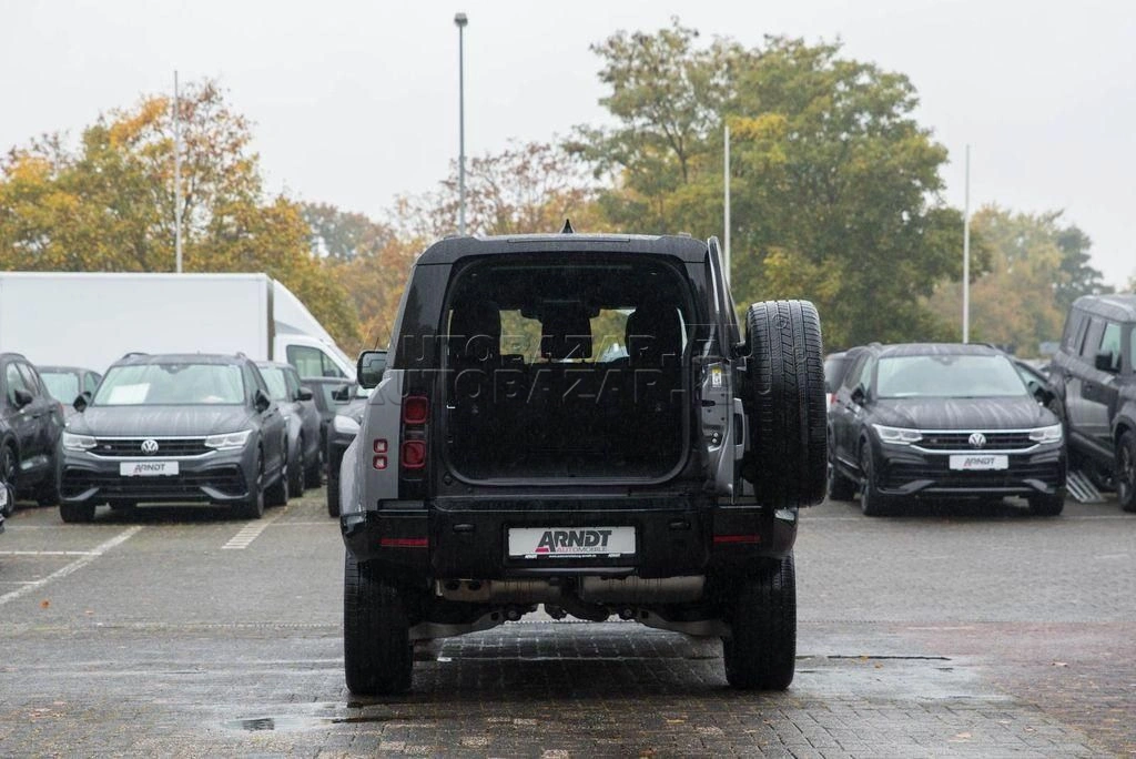 Land Rover Defender 110 3.0D I6 D250 MHEV X-Dynamic SE A/T AWD 7 miest