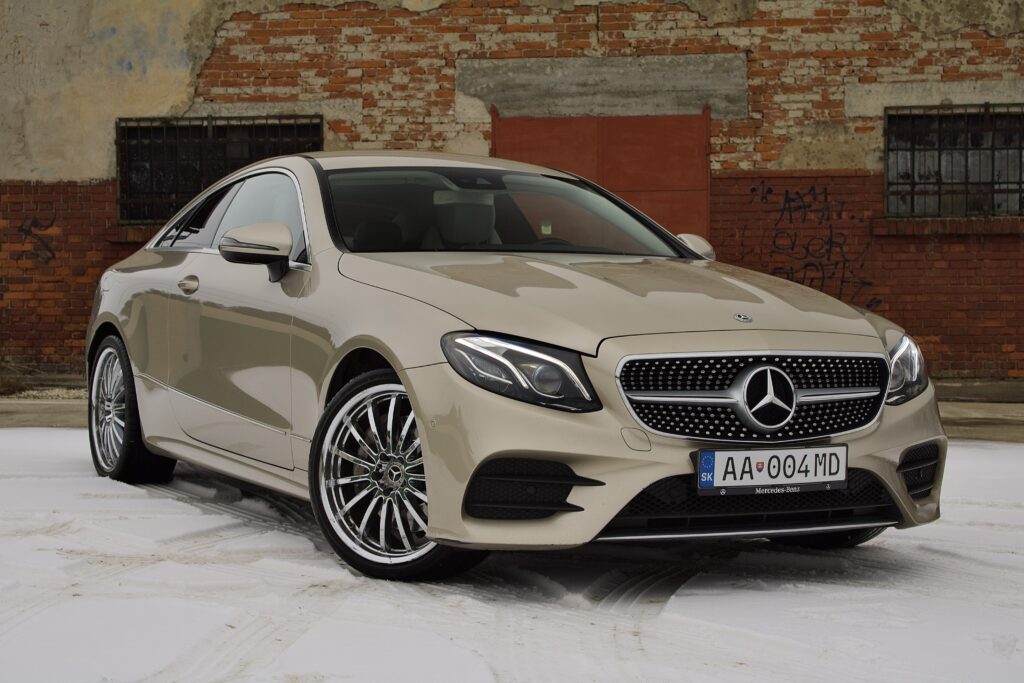 Mercedes E trieda Coupé