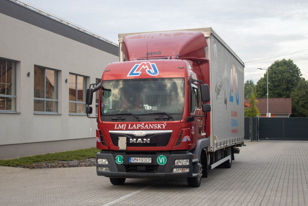 MAN TGL 12.250 s valníkovou nástavbou a hydraulickým čelom