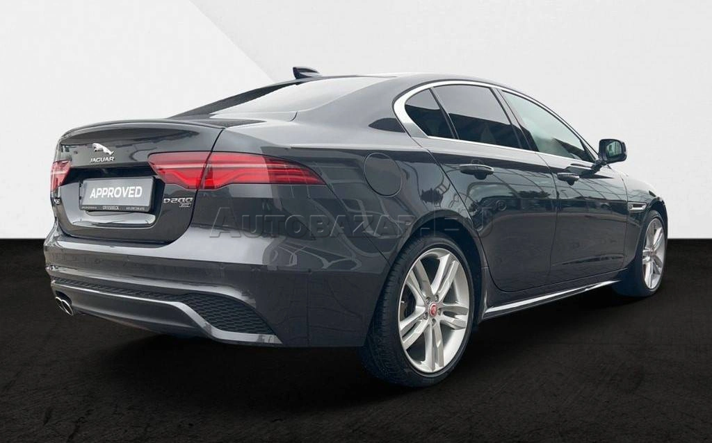 Jaguar XE 2.0D I4 D200 R-Dynamic SE AWD A/T