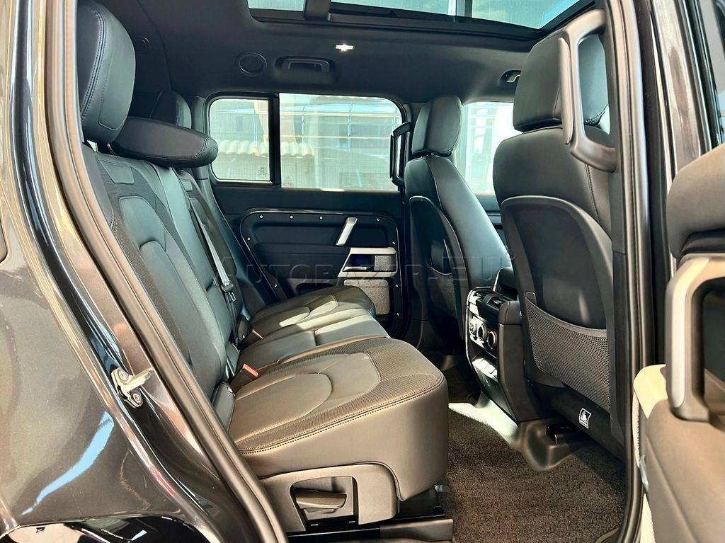 Land Rover Defender 130 3.0D I6 D250 MHEV X-Dynamic SE A/T AWD