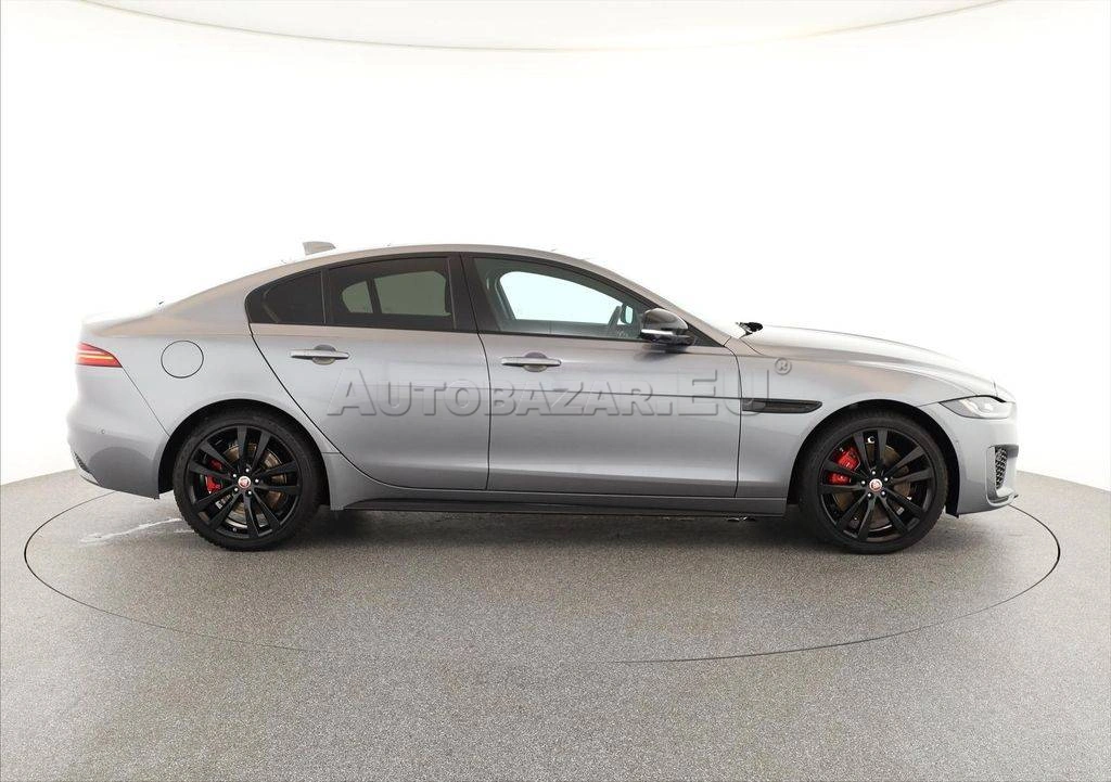 Jaguar XE 2.0D I4 D200 R-Dynamic Black A/T