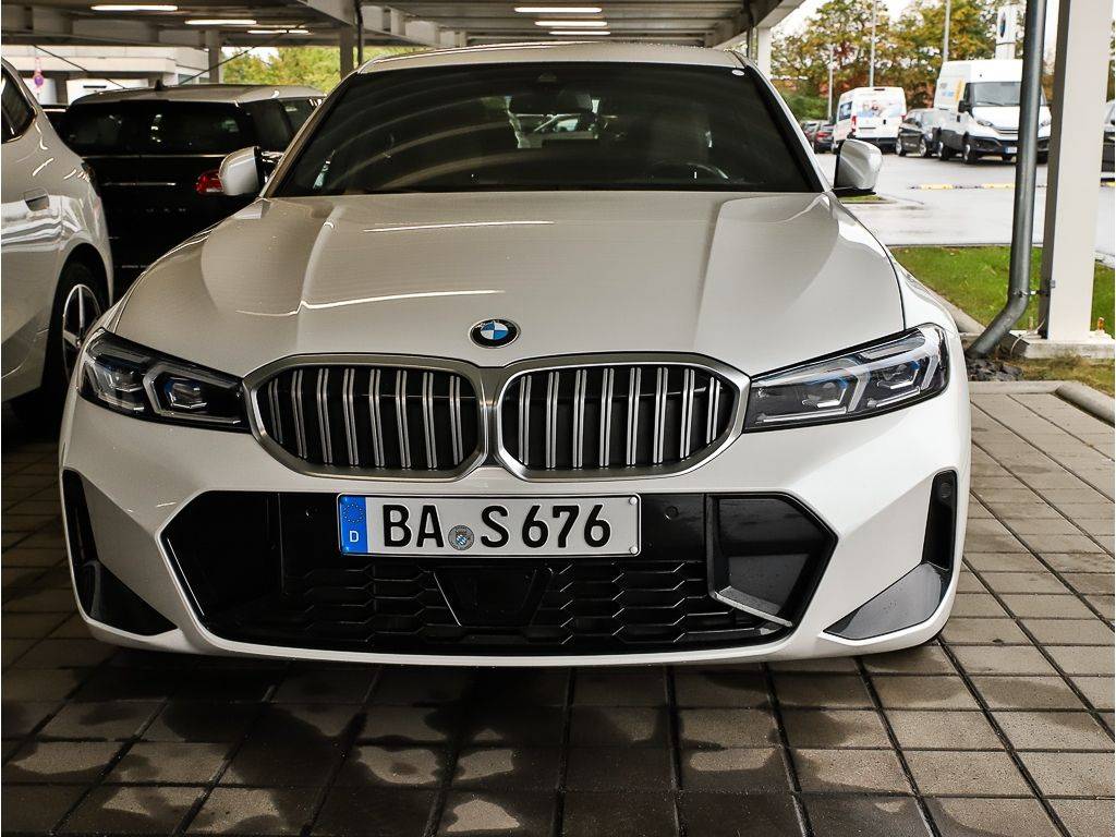 BMW Rad 3 330i xDtrive A/T