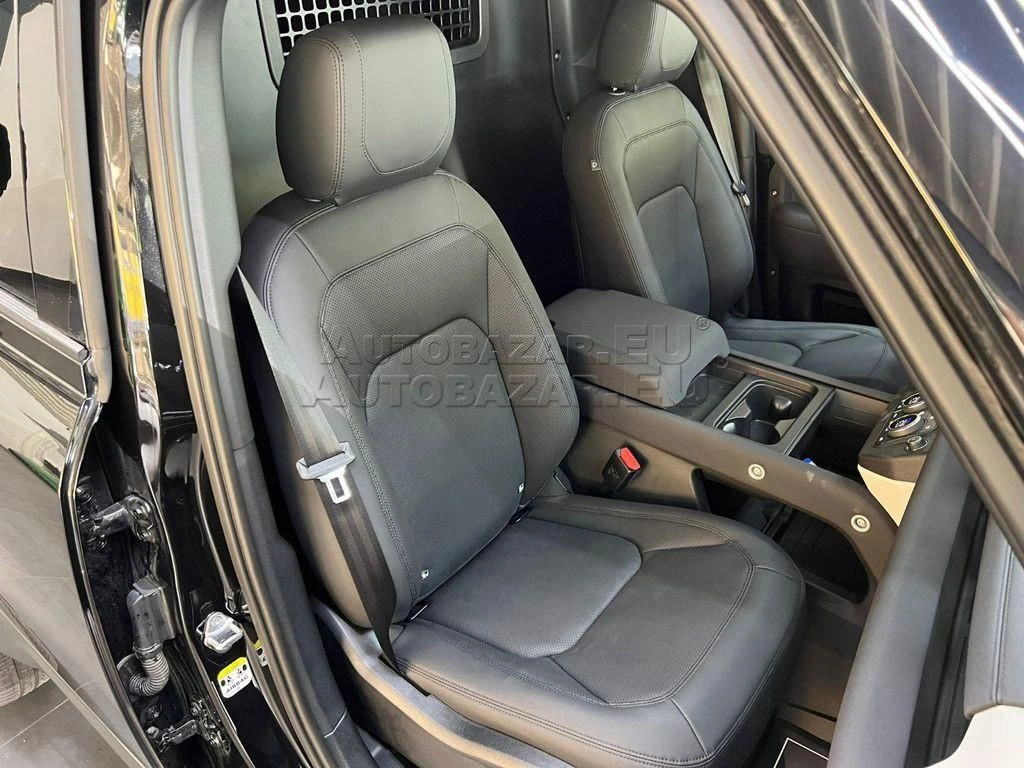 Land Rover Defender 110 3.0D I6 D300 MHEV SE A/T AWD