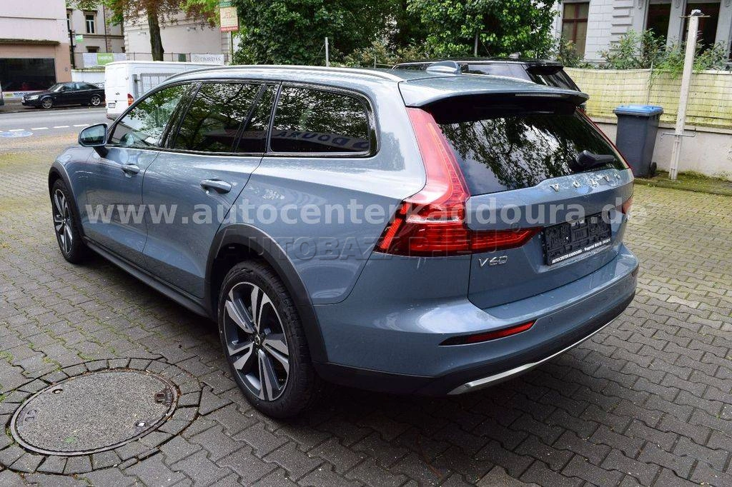 Volvo V60 Cross Country B4   Plus AWD