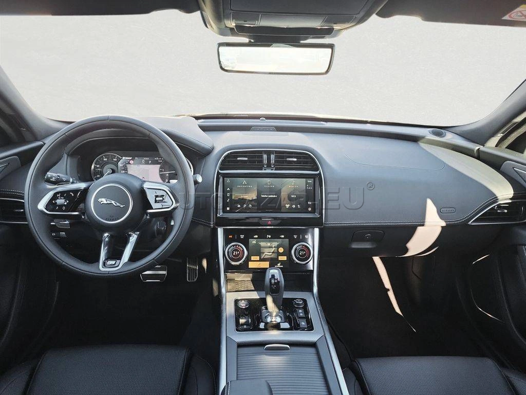 Jaguar XE 2.0D I4 D200 R-Dynamic Black AWD A/T