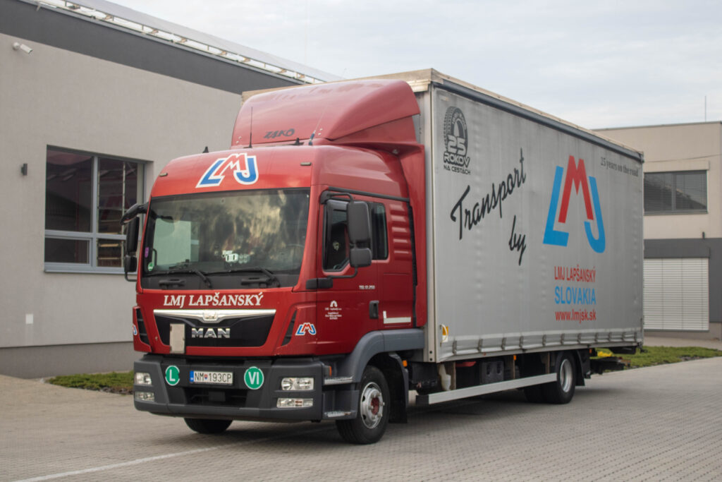 MAN TGL 12.250 s valníkovou nástavbou a hydraulickým čelom