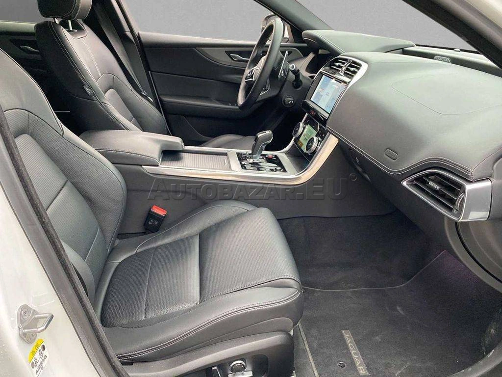 Jaguar XE 2.0D I4 D200 R-Dynamic SE A/T