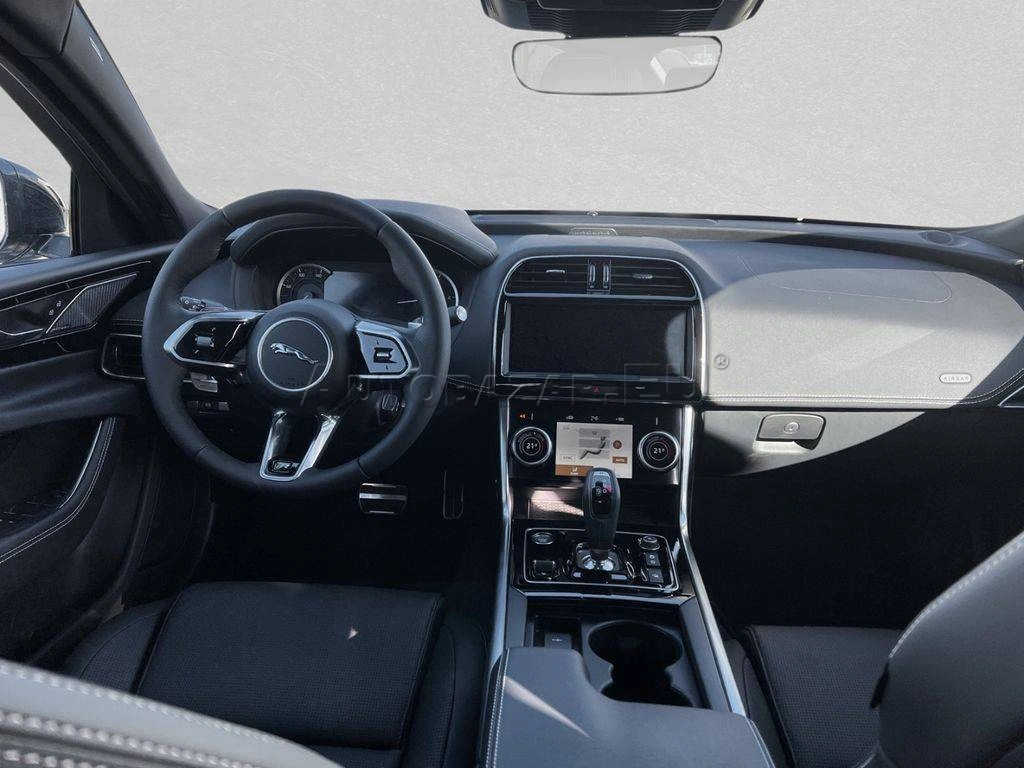 Jaguar XE 2.0D I4 D200 R-Dynamic Black AWD A/T