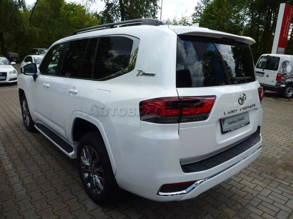 Toyota Land Cruiser LC300 70th ANNIVERSARY