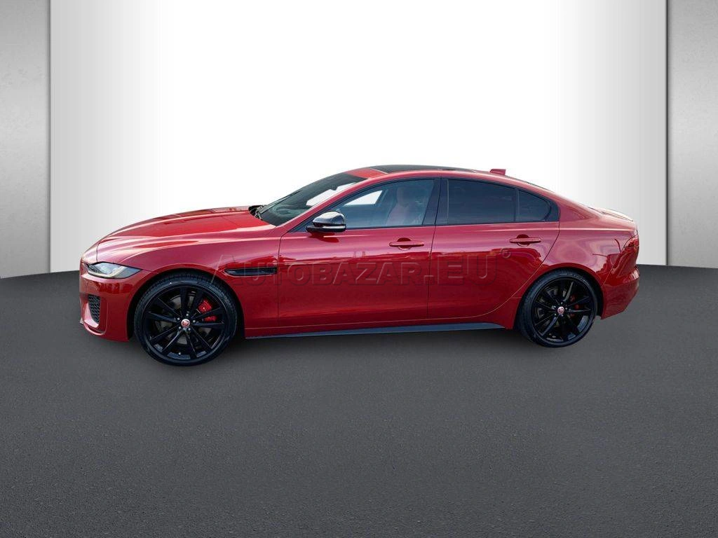 Jaguar XE D200 AWD R-Dynamic BLACK