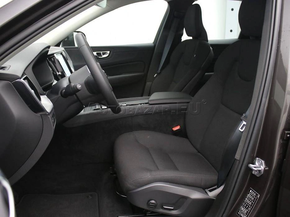 Volvo XC60 B4 Momentum Pro A/T