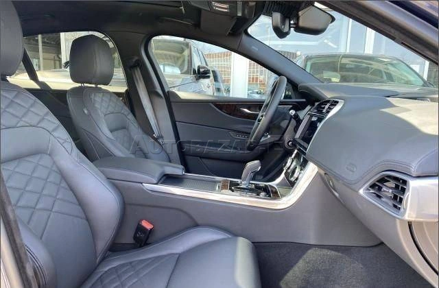 Jaguar XE 2.0D I4 D200 HSE AWD A/T