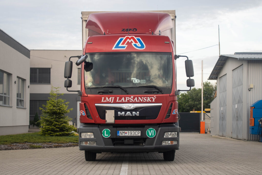 MAN TGL 12.250 s valníkovou nástavbou a hydraulickým čelom