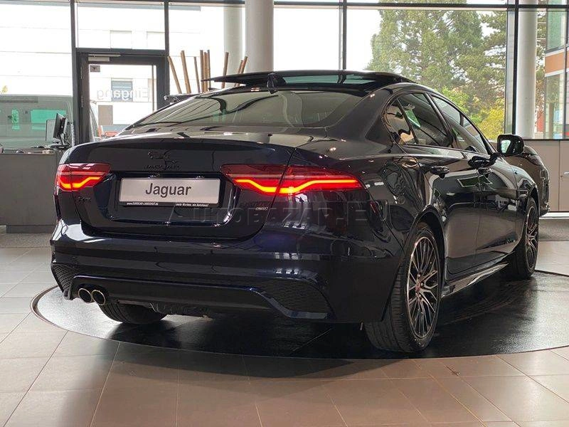 Jaguar XE 2.0D I4 D200 R-Dynamic HSE AWD A/T