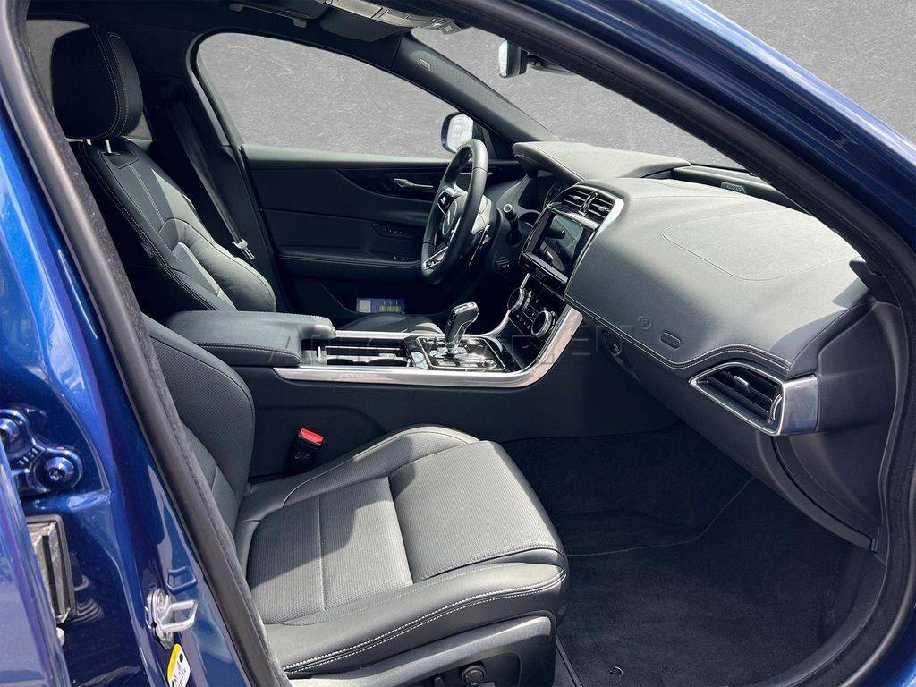 Jaguar XE 2.0D I4 D200 R-Dynamic Black AWD A/T