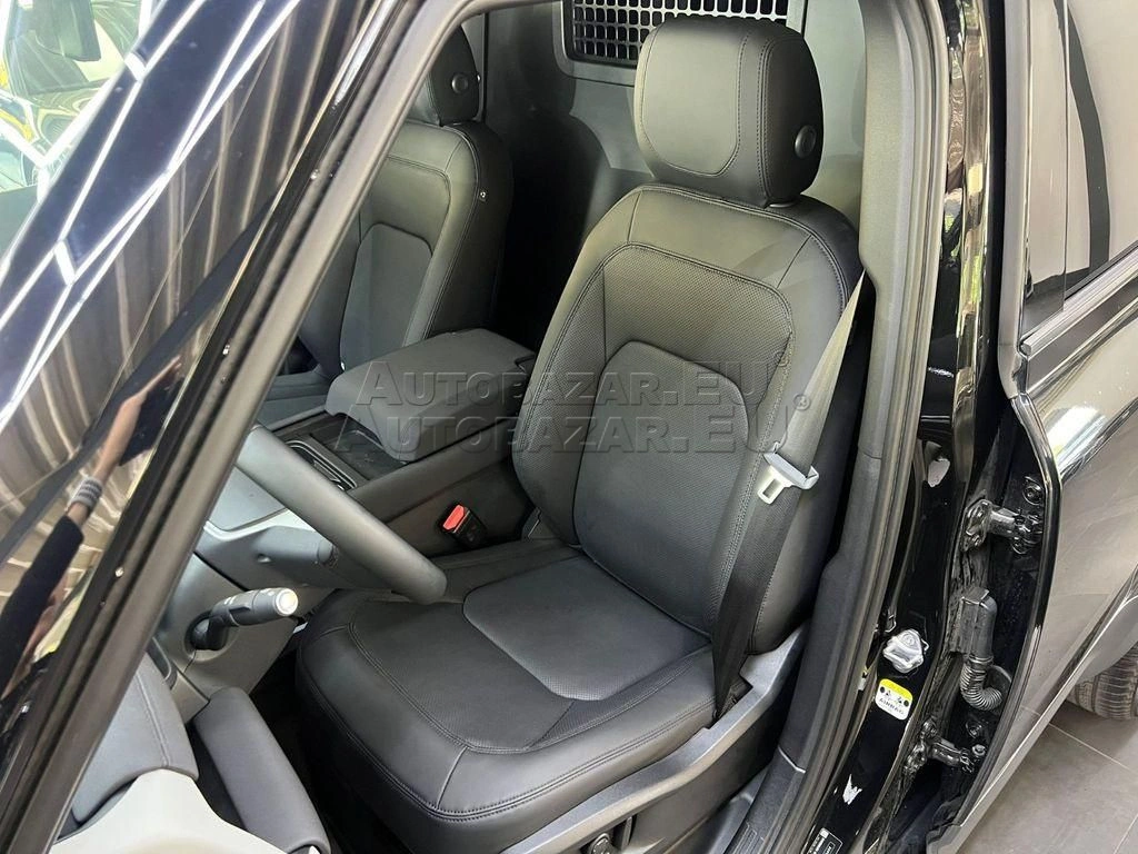 Land Rover Defender 110 3.0D I6 D300 MHEV SE A/T AWD