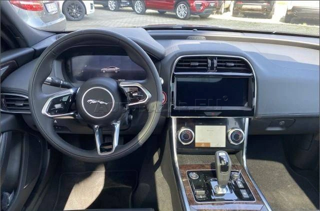 Jaguar XE 2.0D I4 D200 HSE AWD A/T