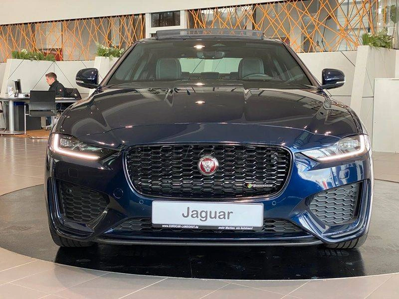 Jaguar XE 2.0D I4 D200 R-Dynamic HSE AWD A/T