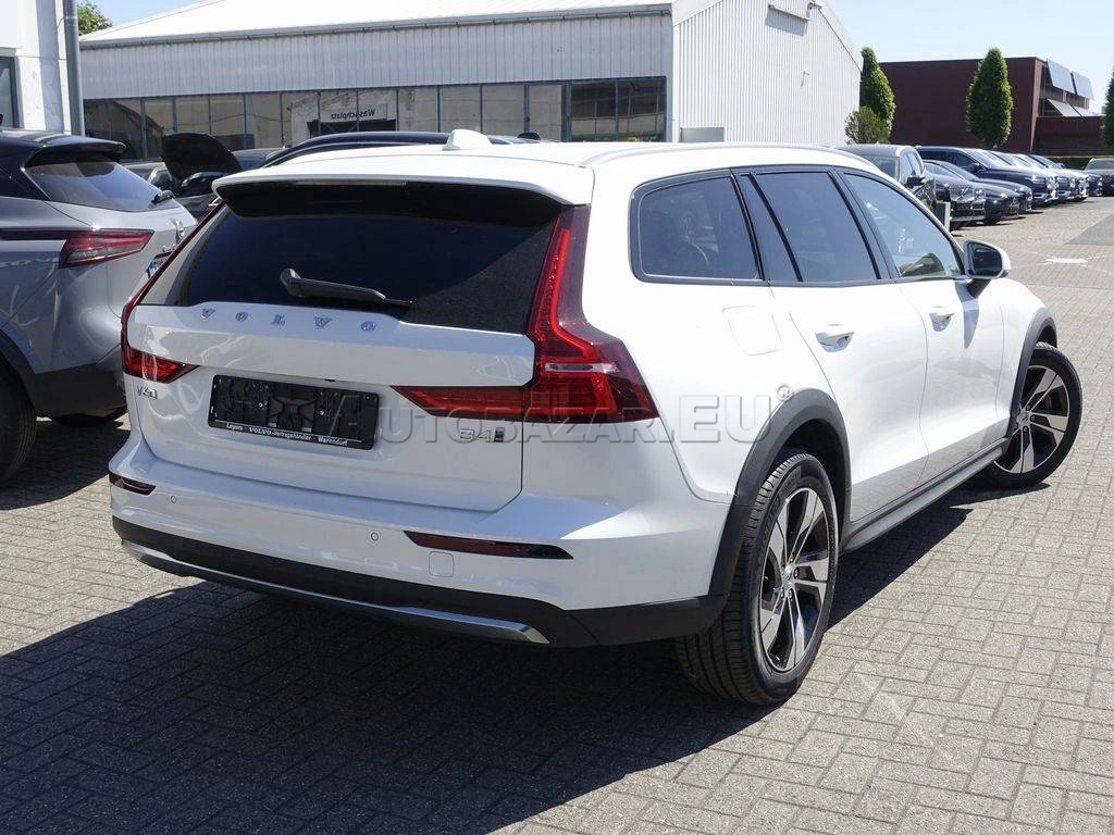 Volvo V60 Cross Country B4   AWD