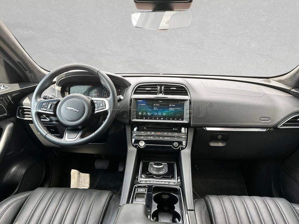 Jaguar F-Pace 2.0 I4 300k Portfolio AWD A/T