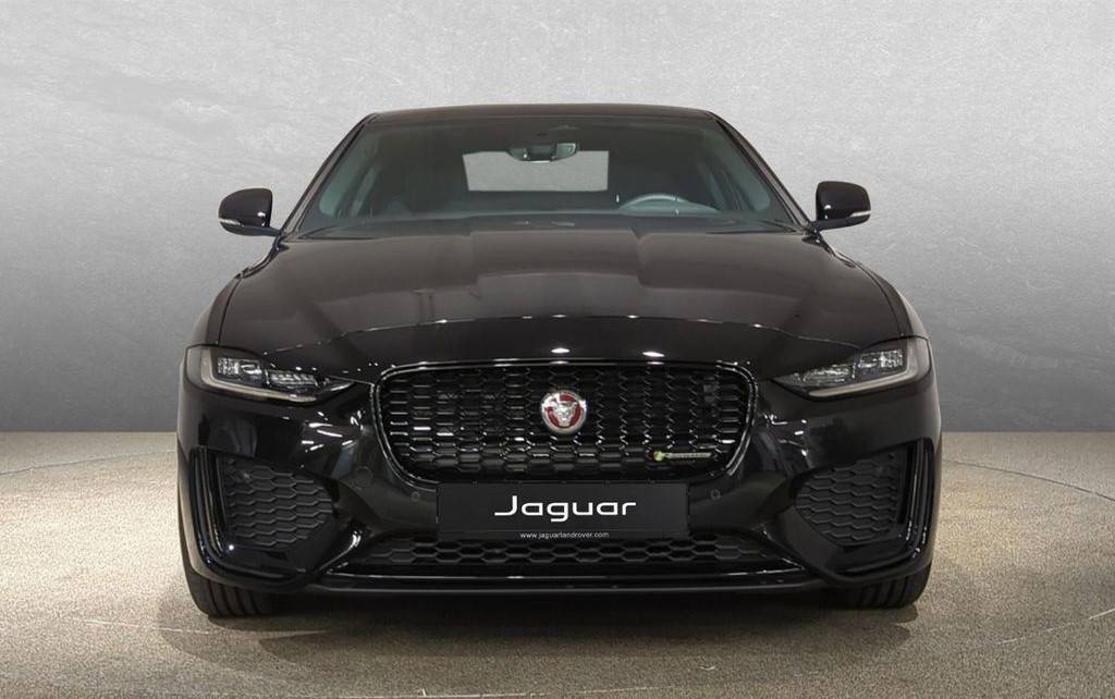 Jaguar XE D200 RWD R-Dynamic Black