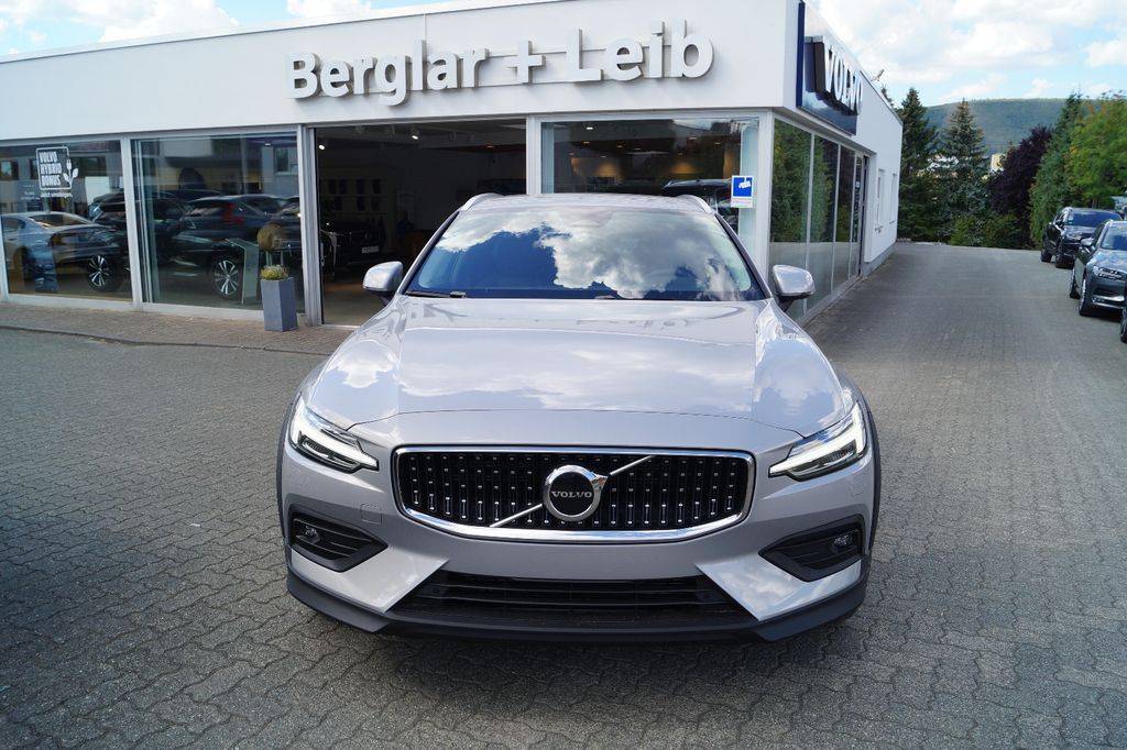 Volvo V60 CC B4 mHEV Plus A/T AWD