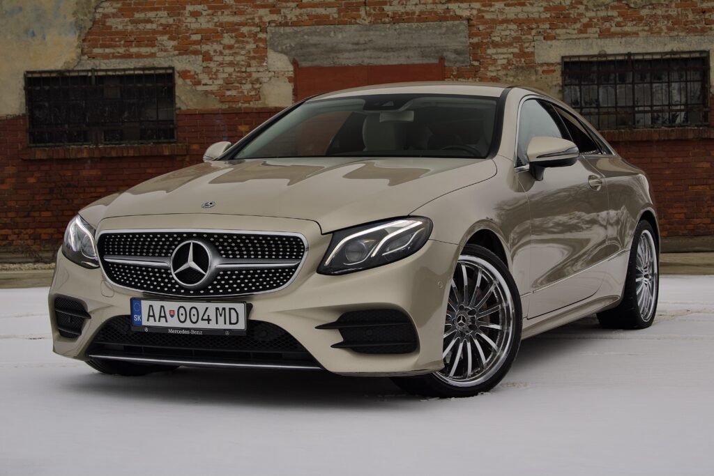 Mercedes E trieda Coupé