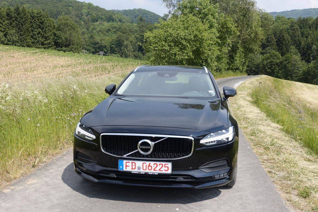 Volvo V90 D4 Momentum Pro A/T