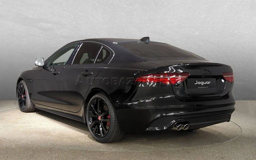 Jaguar XE D200 RWD R-Dynamic Black