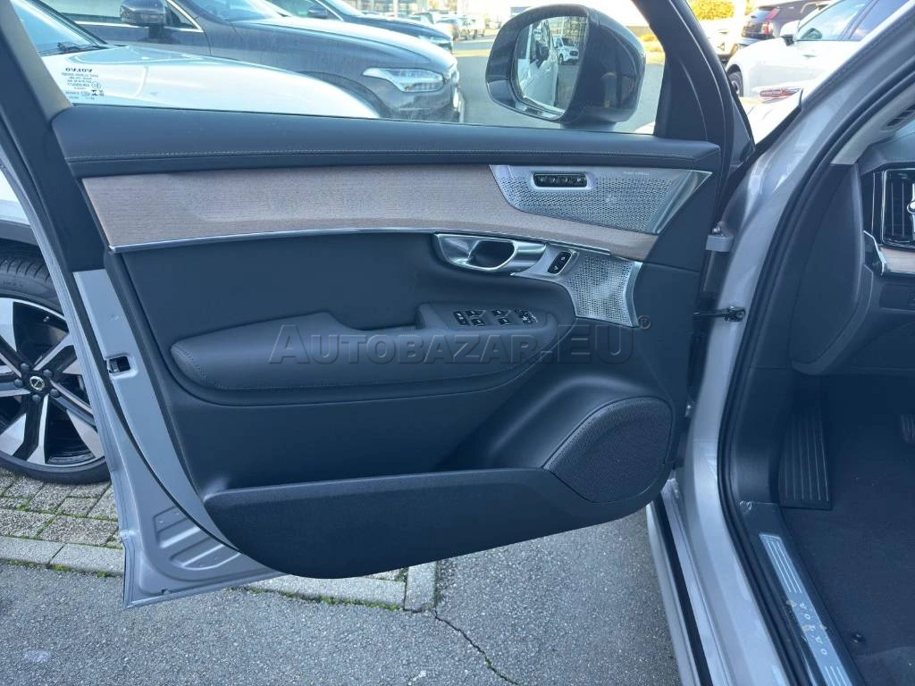 Volvo XC90 Ultra Dark Plug-In Hybrid