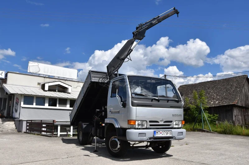 Nissan Cabstar trojstranný vykápač s rukou