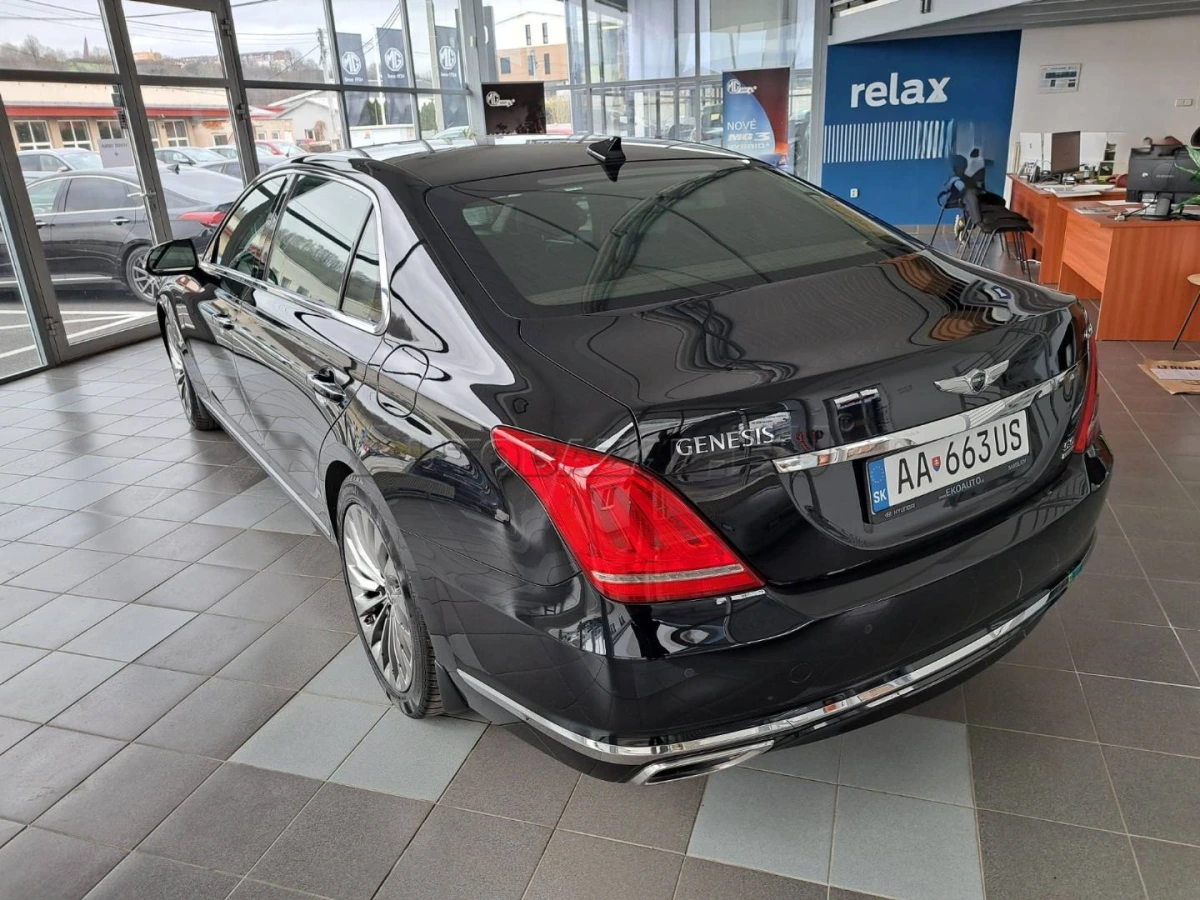Hyundai Genesis G90 5.0 V8 GDi HTRAC