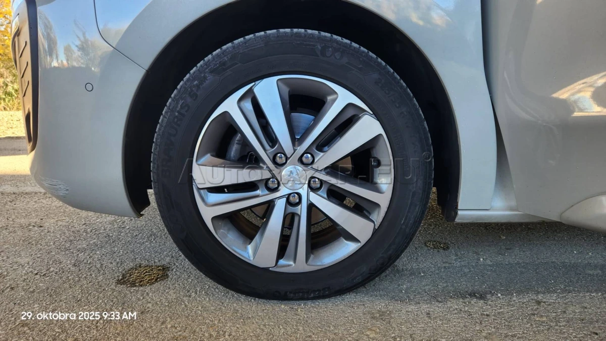 Peugeot Traveller Automat 8. miestny 130 kW Panoramatická strecha, cúvacia kamera, koža