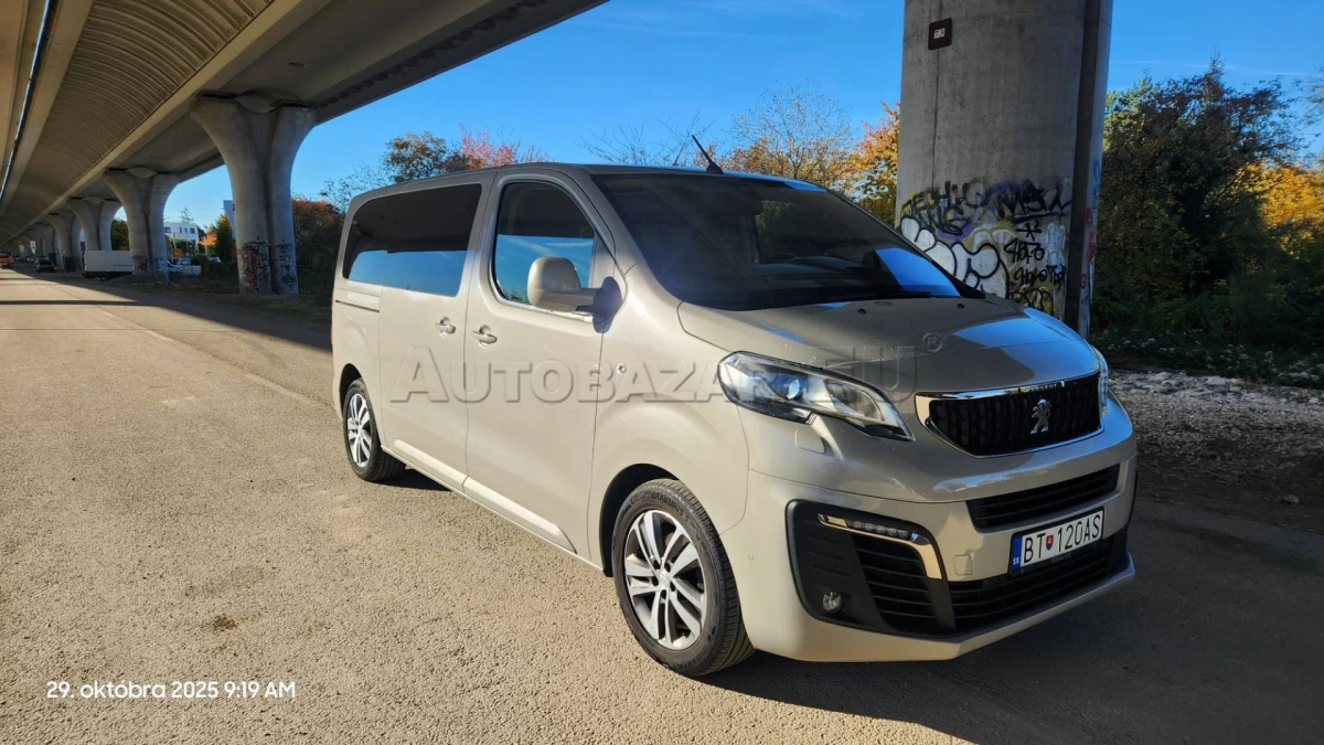 Peugeot Traveller Automat 8. miestny 130 kW Panoramatická strecha, cúvacia kamera, koža